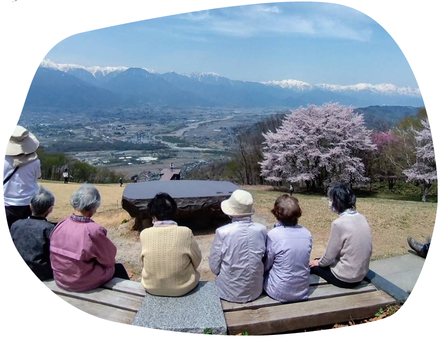 高齢者に寄り添っているイメージ